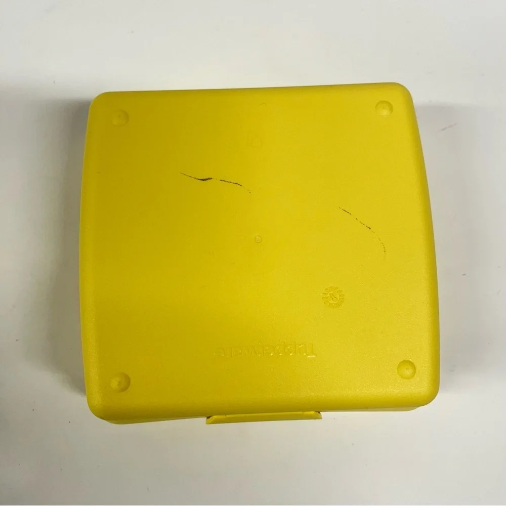 Tupperware‎ SpongeBob Squarepants Sandwich Keeper Container 3752D-2 Yellow